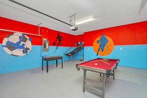 Games room - Upstay: Resort Villa w Pool & Cinema near Disney (Kissimmee)