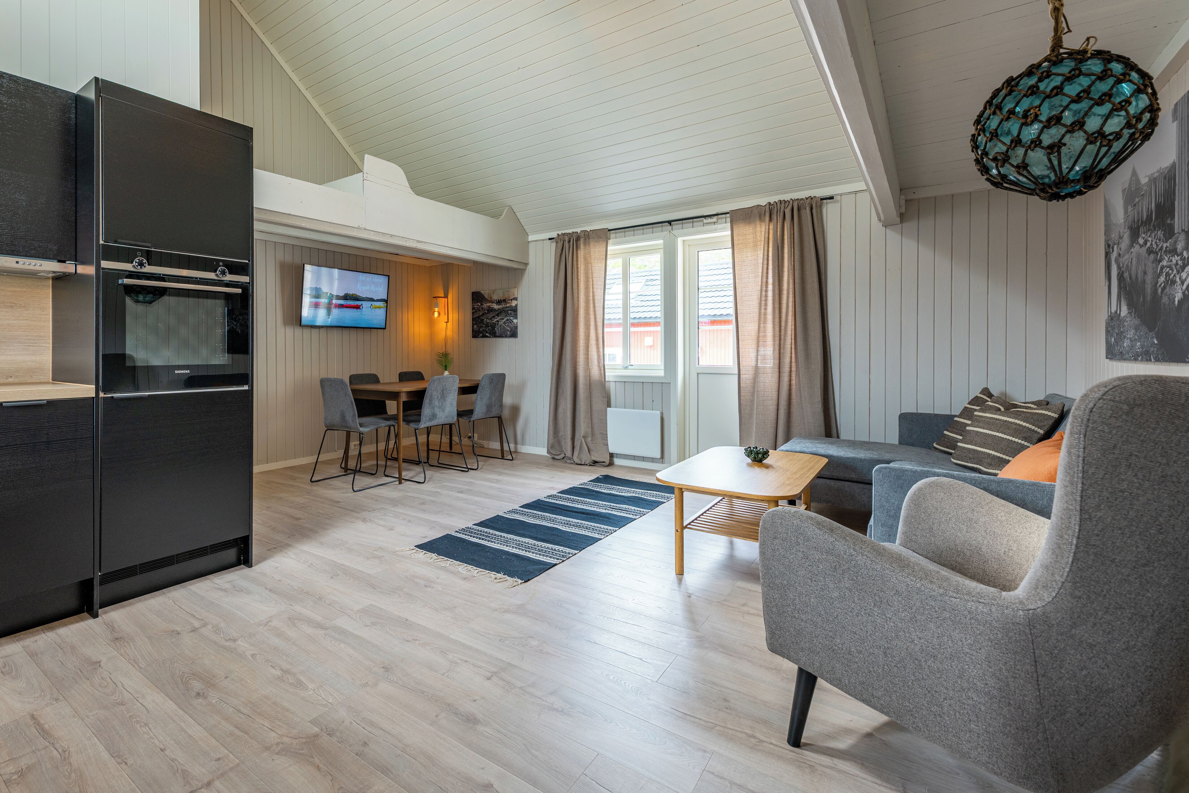 RORBU Large /Fishermans cabin | Living area | 40-inch Smart TV with digital channels, Netflix, streaming services