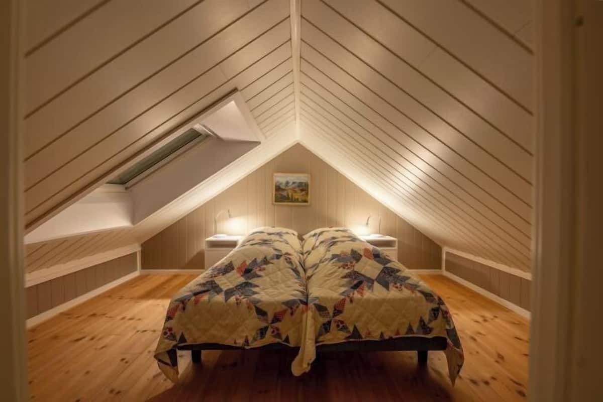 Memory foam beds, WiFi (free), bed sheets