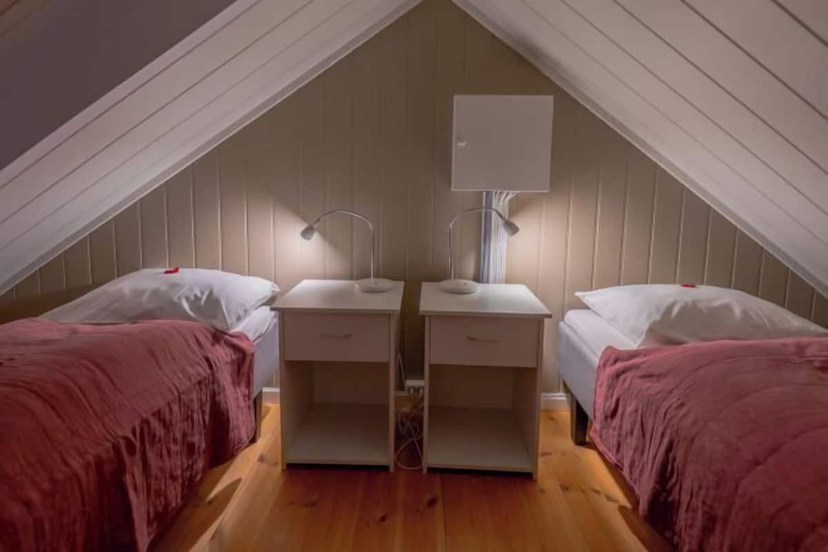 Memory foam beds, WiFi (free), bed sheets