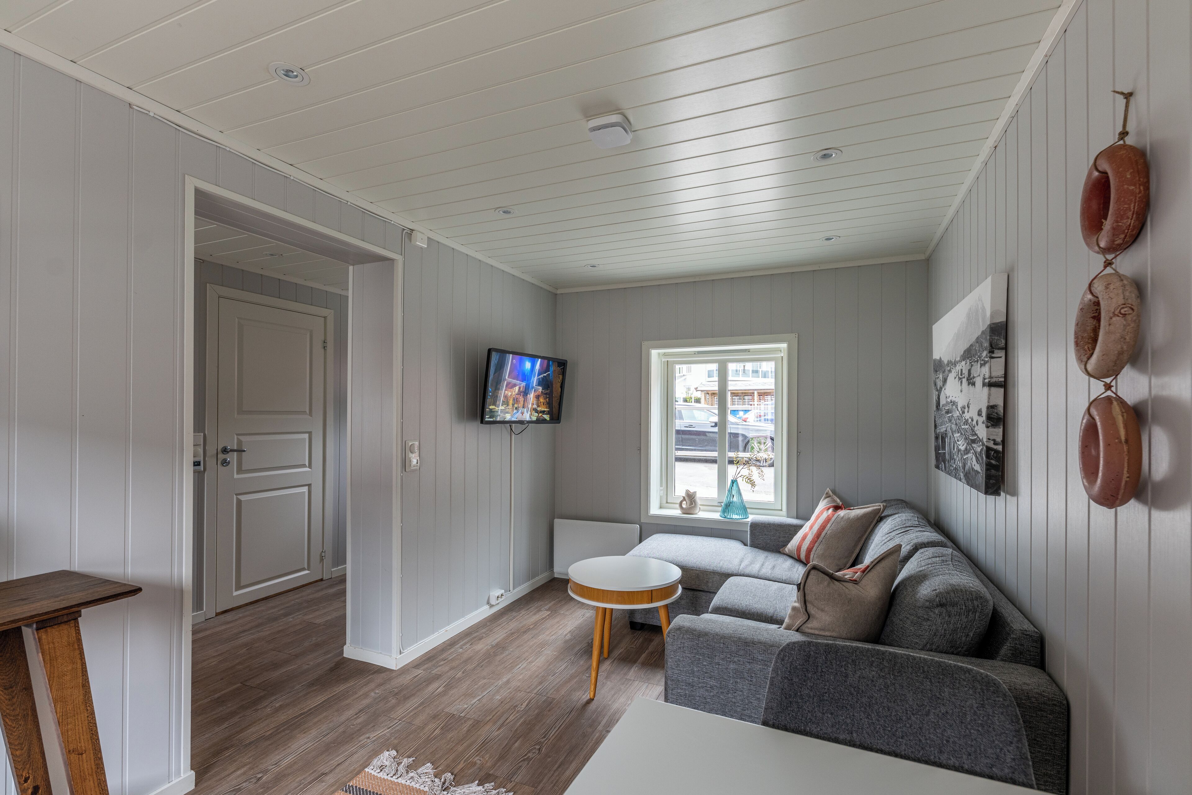 RORBU Standard /Fishermans cabin | Oppholdsområde | En 40-tommers smart-TV med digitale kanaler samt Netflix