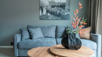 Standard-Vierbettzimmer, eigenes Bad, Bergblick | Wohnbereich | 40-Zoll-Smart-TV mit Digitalempfang, Netflix, Streaming-Dienste