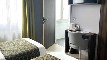 Chambre Double Standard - Petit Déjeuner inclus | Bureau, chambres insonorisées, Wi-Fi gratuit, draps fournis