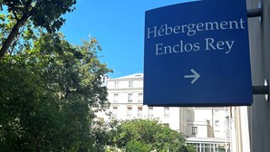 A sign for Hébergement Enclos Rey with an arrow pointing right. -  Hôtellerie de L'enclos Rey (Paris)