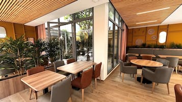 Déjeuner et dîner servis sur place, spécialités Cuisine française