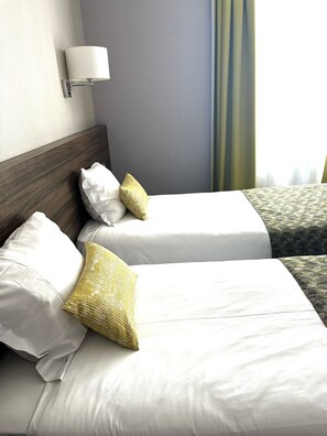 标准双人房 | 办公桌、隔音、免费 WiFi、床单