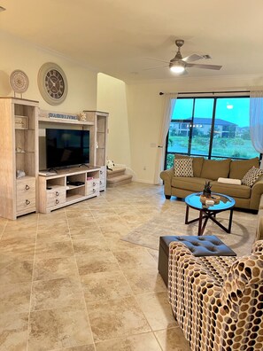 Living area - Charming 3-bedroom townhome in Venice (Venice)