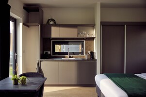 Luxury Studio | Private kitchenette | Mini-fridge, microwave, oven, cookware/dishes/utensils