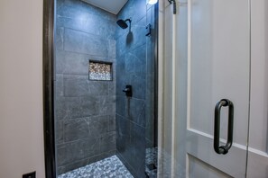 Dusche, Haartrockner, Handtücher