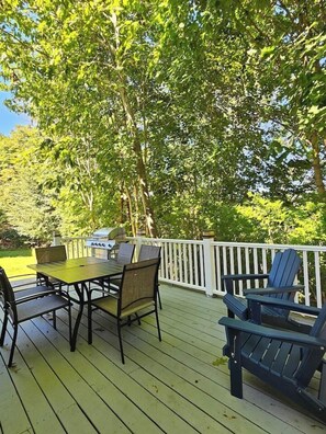 Outdoor dining - Quietside Cottage - Walk to Southwest Harbor (Southwest Harbor)