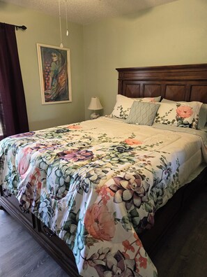 3 bedrooms, desk, iron/ironing board, travel cot