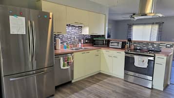 Frigorífic, microones, forn i placa de cuina