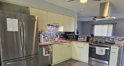 Newly Renovated 3-BR 2 Bath home. Close to Restaurants & Mineral Springs