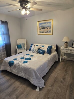 3 Schlafzimmer, Schreibtisch, Bügeleisen/Bügelbrett, Reisekinderbett