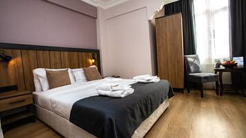 Quarto triplo standard | Cofres nos quartos, escrivaninha, espaço de trabalho para notebook