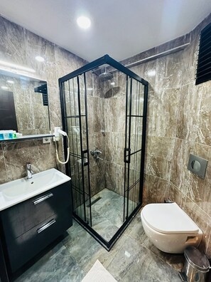 Douche, sèche-cheveux, chaussons, serviettes fournies