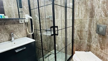 淋浴设施、吹风机、拖鞋、毛巾