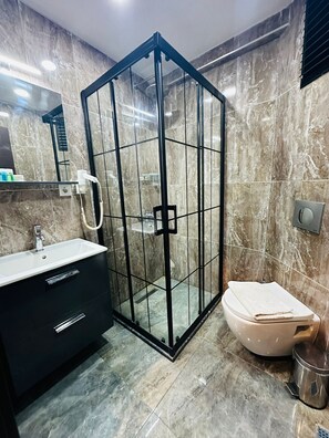 Shower, hair dryer, slippers, towels - Comfort Home Taksim (Istanbul)
