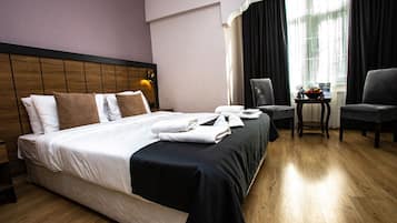 Caja de seguridad en la habitación y escritorio