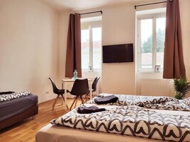Studio | Laptop workspace, blackout drapes, soundproofing, free WiFi