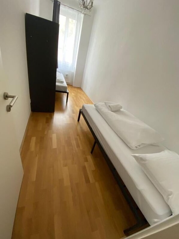 Apartamento | Espacio para trabajar con un portátil y cortinas opacas