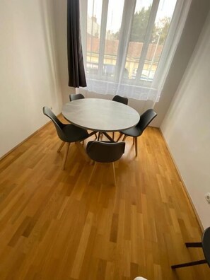 Apartamento | Zona de estar | Smart TV de 40 pulgadas con canales digitales, Netflix