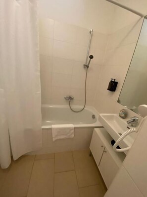 Apartment | Bathroom | Hair dryer, towels, soap, toilet paper - Floridsdorfer Apartment (Vienna)