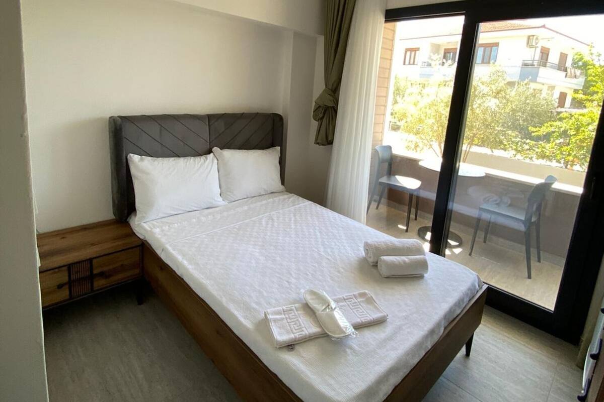Minibar (mit einigen kostenlosen Artikeln), kostenloses WLAN, Bettwäsche