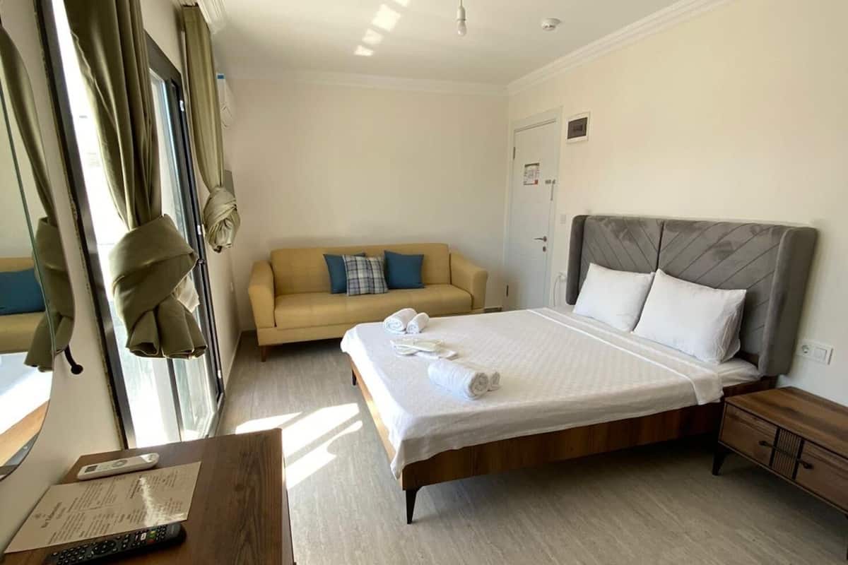 Minibar (mit einigen kostenlosen Artikeln), kostenloses WLAN, Bettwäsche
