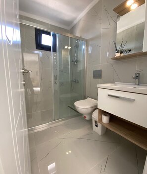 Phòng 4 Deluxe, ban công, quang cảnh vườn | Phòng tắm | Buồng tắm vòi sen, máy sấy tóc, dép đi trong nhà, khăn tắm 