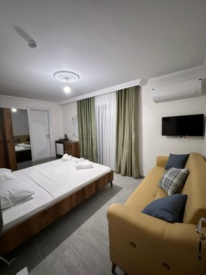 Minibar với thức ăn, đồ uống miễn phí 