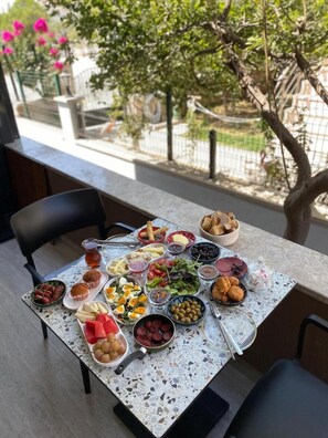 Breakfast meal -  Bir Tebessüm Ayvalık (Ayvalik)