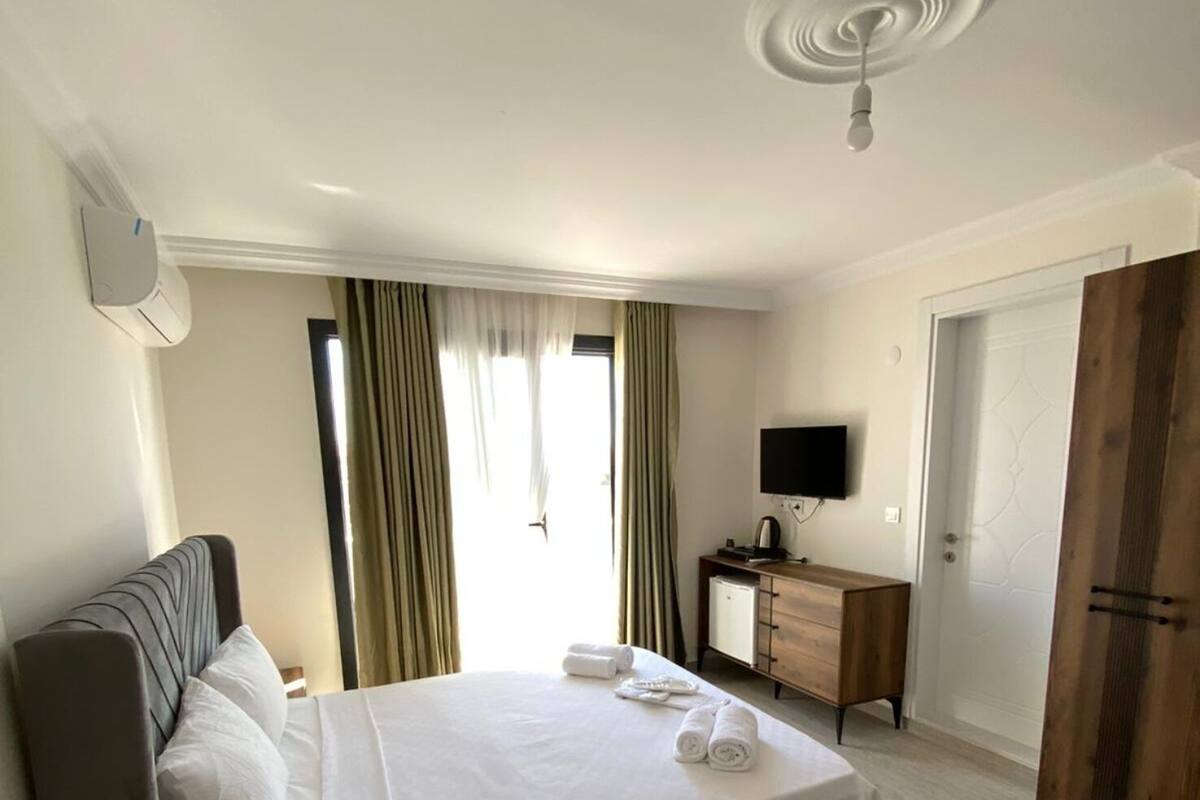Minibar (mit einigen kostenlosen Artikeln), kostenloses WLAN, Bettwäsche