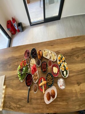 Desayuno con opciones de la cocina local incluido todos los días 