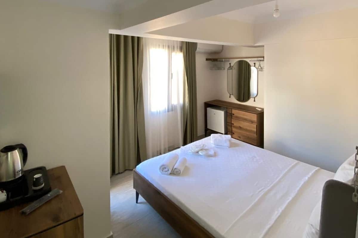 Minibar (mit einigen kostenlosen Artikeln), kostenloses WLAN, Bettwäsche