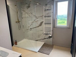 Regadera, amenidades de baño ecológicas, secadora de cabello, toallas