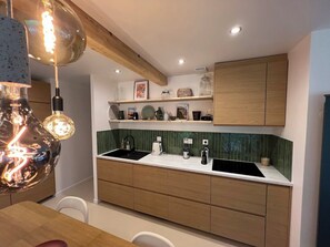 Frigorífico, microondas, horno y placa de cocina