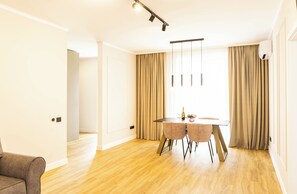 Leilighet – deluxe, 1 soverom | Oppholdsområde | En 139-centimeters smart-TV med digitale kanaler samt Netflix