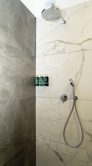 Shower, designer toiletries, hair dryer, bidet - Bloom Downtown Suites (Cluj-Napoca)