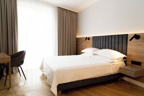 Deluxe Apartment, 1 Bedroom | 1 bedroom, hypo-allergenic bedding, minibar, soundproofing