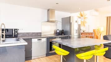 Réfrigérateur, micro-ondes, four, lave-vaisselle