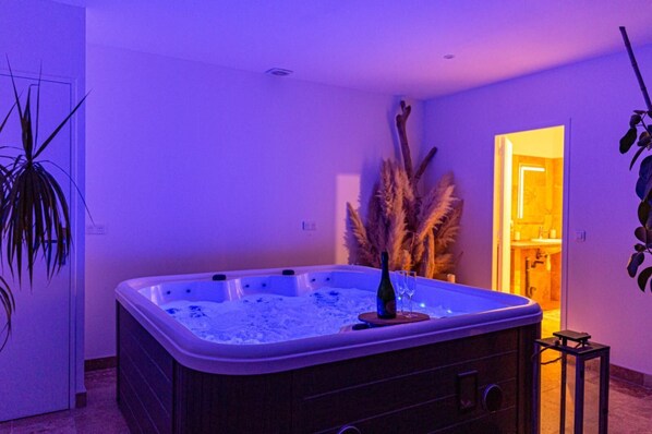 Indoor spa tub - Charming house in the heart of the village La nuit étoilée (Saint-Martin-de-Crau)