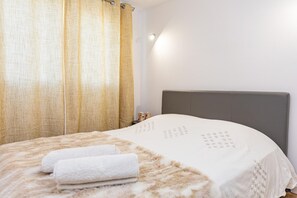 Iron/ironing board, Internet, bed sheets - Charming house in the heart of the village La nuit étoilée (Saint-Martin-de-Crau)