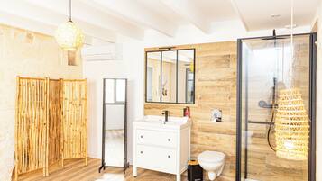 Een haardroger, handdoeken