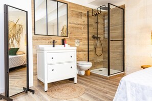 Kostenlose Toilettenartikel, Haartrockner, Handtücher, Toilettenpapier
