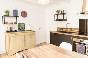 Réfrigérateur, four à micro-ondes, un four, surface de cuisson