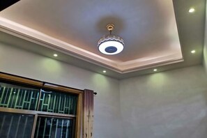 A room with a ceiling fan, recessed lighting, and a window with blinds. - nqkz (Wuyuan)
