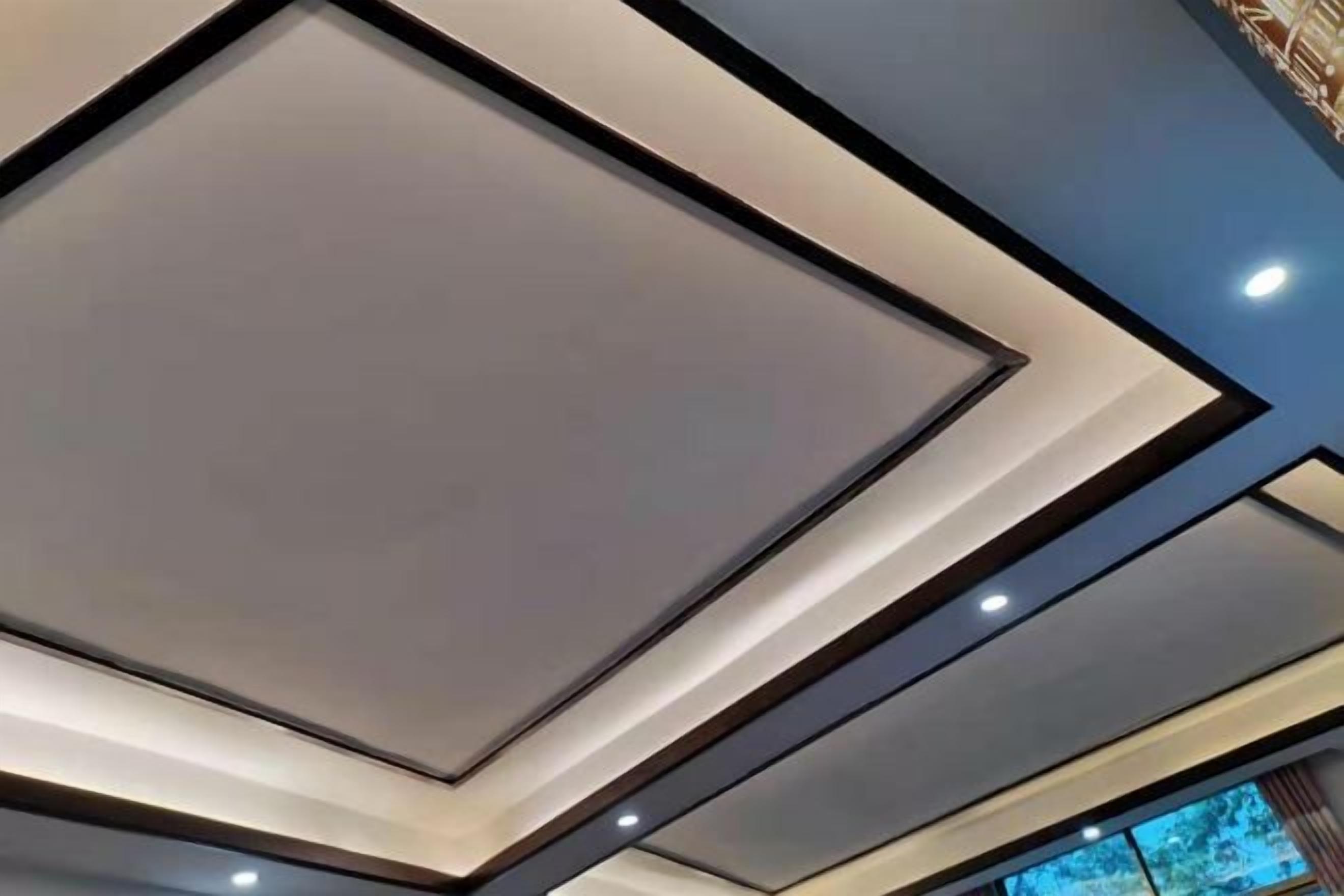 Een plafond met inbouwspots en een geometrisch ontwerp.