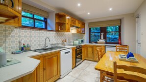 ميكروويف، فرن، غسالة أطباق، كرسي للأطفال