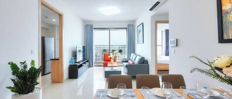 Economy Apartment, 1 Bedroom, Patio, City View | In-room dining